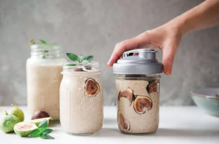 Fall Fig and Cinnamon Smoothie Recipe in a Mason Jar